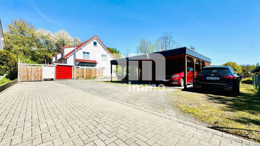 Modernes Familienglück nahe KfW 55-Standard mit Terrasse, Carport und Parkplatz - Zufahrt / Parkplatz 1 + Carport